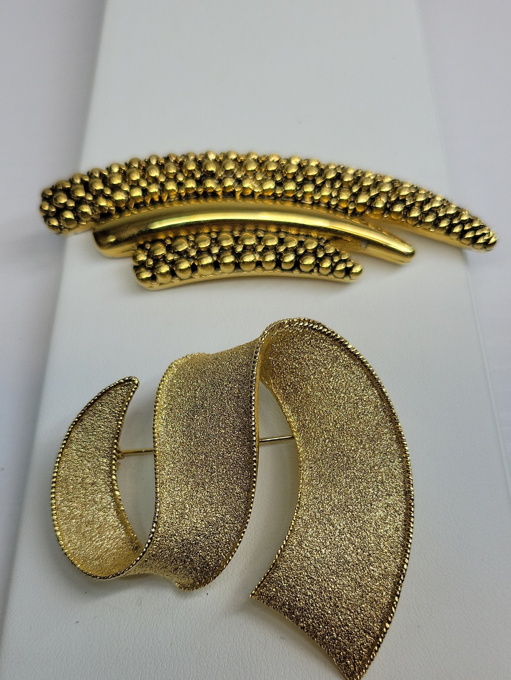 Signed Park Lane & Liz Calborne Brooches - Picture 2 of 5